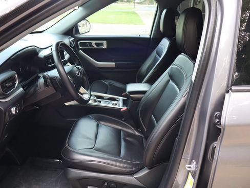Used 2021 Ford Explorer XLT w/ Equipment Group 202A AWD/4WD image 18