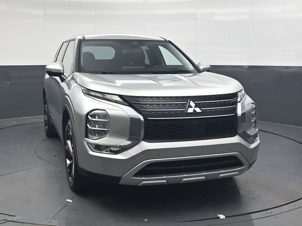 Used 2024 Mitsubishi Outlander SE FWD image 2