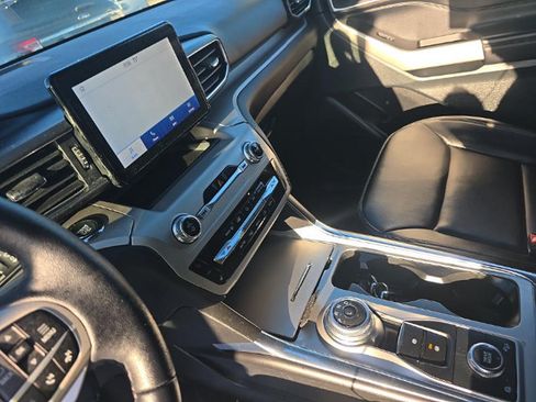 Used 2023 Ford Explorer XLT w/ Equipment Group 202A AWD/4WD image 9