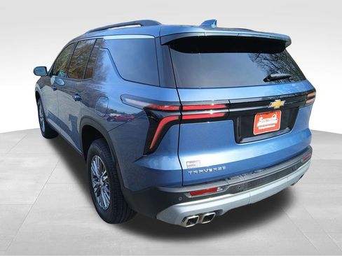 Used 2025 Chevrolet Traverse LT image 3