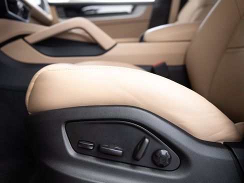 Certified 2025 Porsche Cayenne S AWD/4WD image 23