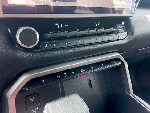 Used 2025 Toyota Tundra Limited AWD/4WD image 17