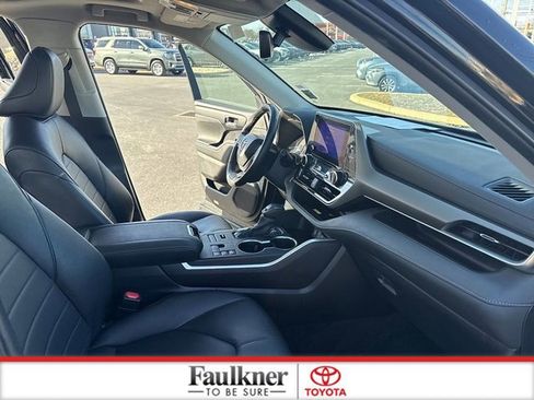Used 2024 Toyota Highlander XLE image 17
