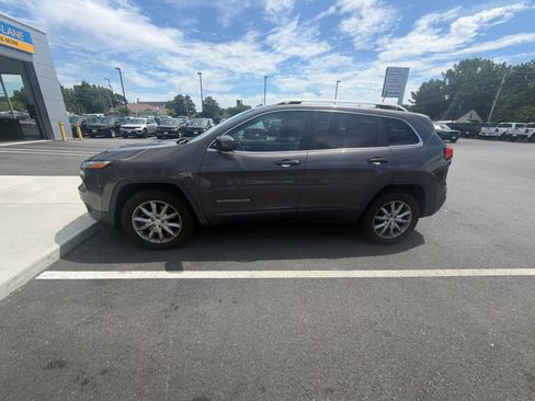 Used 2018 Jeep Cherokee Limited AWD/4WD image 6