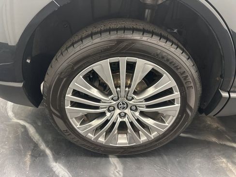 Used 2021 Toyota Venza Limited image 32