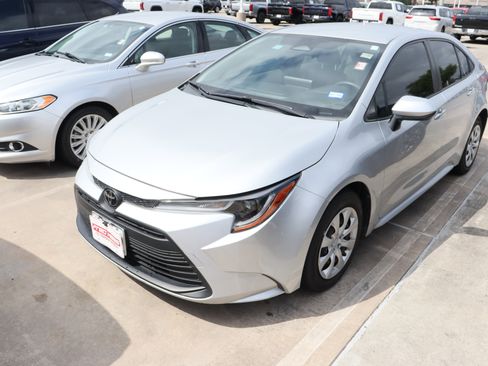 Used 2023 Toyota Corolla LE image 4