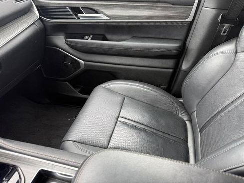 Used 2024 Jeep Wagoneer L Series II w/ Flexible Seating Group AWD/4WD image 20
