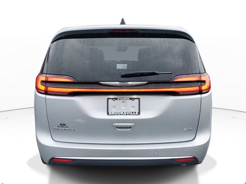Used 2024 Chrysler Pacifica Touring-L image 5