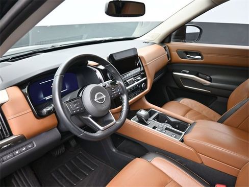 Used 2022 Nissan Pathfinder Platinum w/ Cargo Package image 18