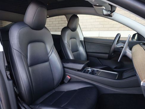 Used 2022 Tesla Model Y Long Range AWD/4WD image 25