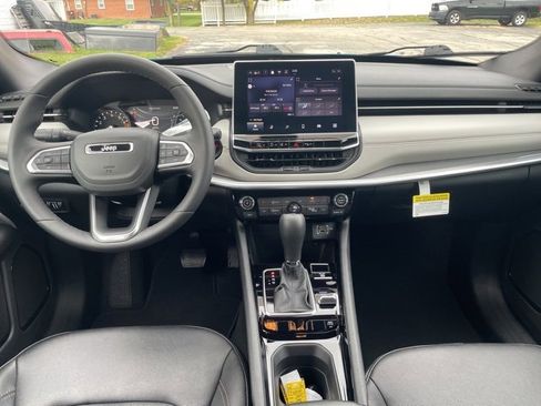 Used 2024 Jeep Compass Limited image 3