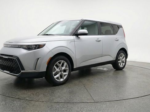 Used 2025 Kia Soul LX w/ LX Technology Package FWD image 3