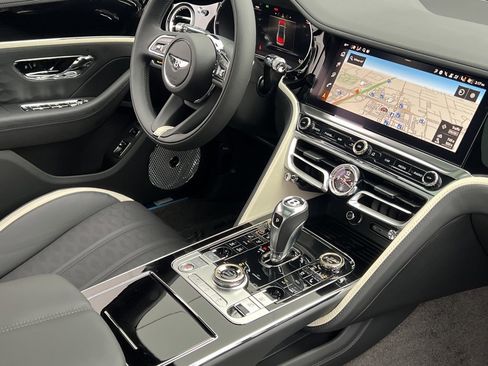 Used 2025 Bentley Flying Spur Plug-In Hybrid image 2