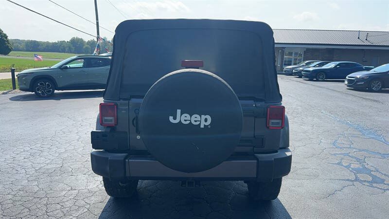Used 2017 Jeep Wrangler Unlimited Sahara w/ Connectivity Group AWD/4WD image 8