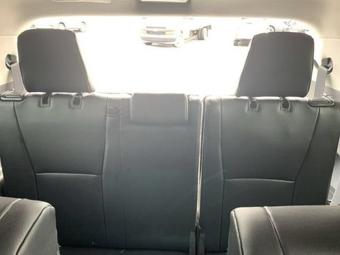 Used 2024 Toyota Highlander XLE FWD image 34