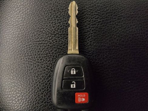 Used 2018 Toyota RAV4 LE FWD image 32