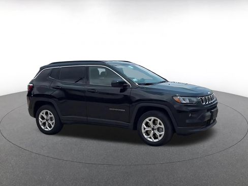 Used 2025 Jeep Compass Latitude AWD/4WD image 2