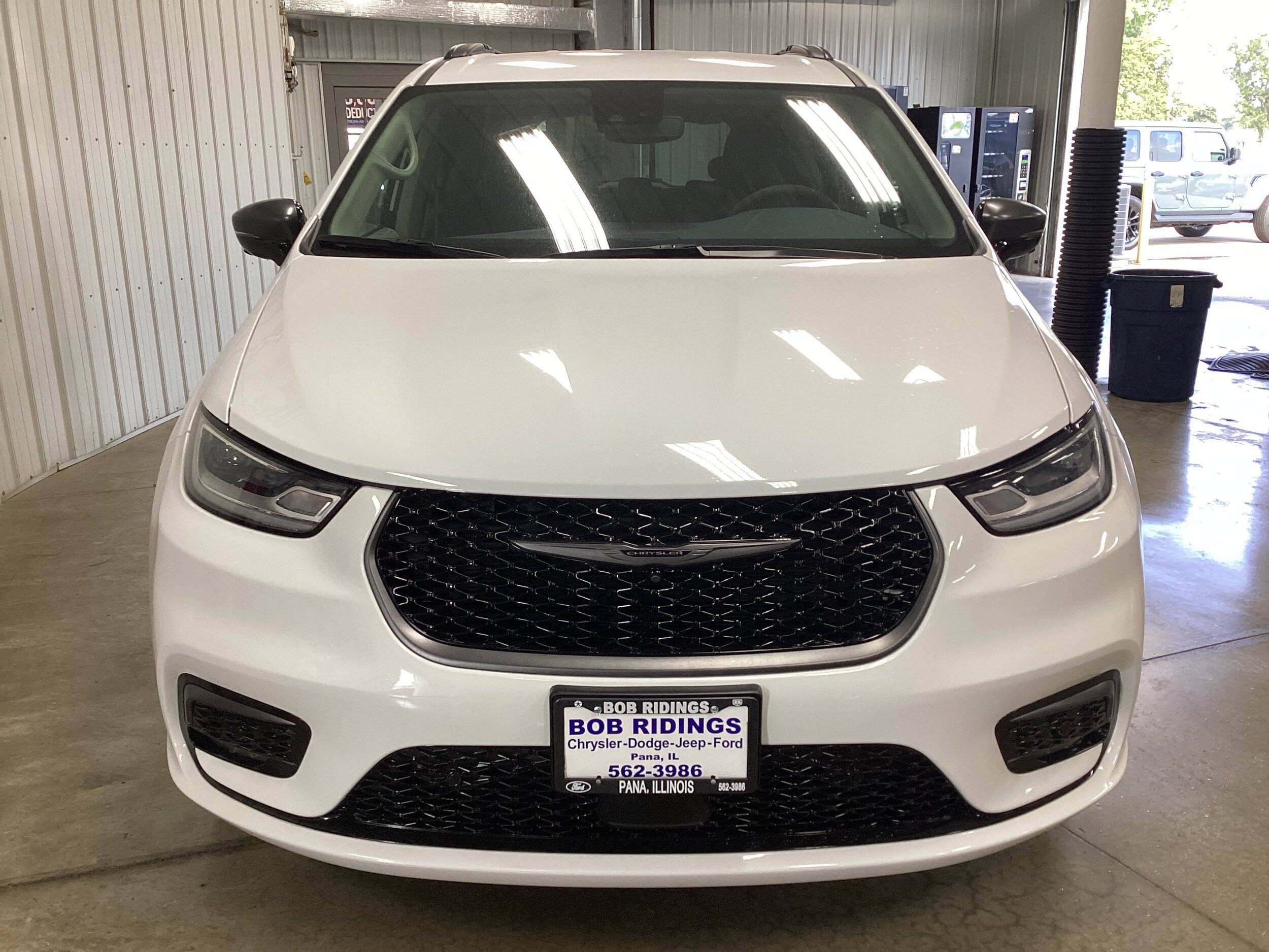Used 2024 Chrysler Pacifica Touring-L w/ Road Tripper Package FWD image 9