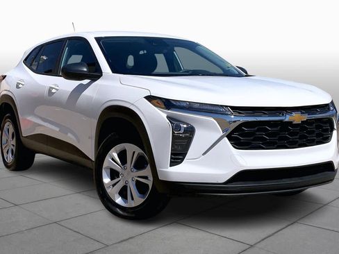 Used 2025 Chevrolet Trax LS image 3