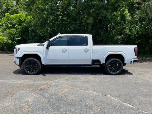 Used 2024 GMC Sierra 2500 AT4 w/ AT4 Premium Plus Package AWD/4WD image 2