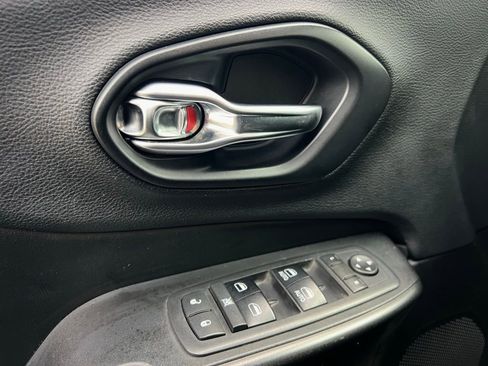 Used 2019 Jeep Cherokee Trailhawk image 39