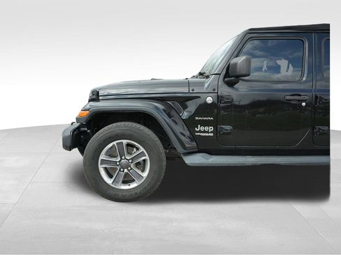 Used 2018 Jeep Wrangler Unlimited Sahara AWD/4WD image 5