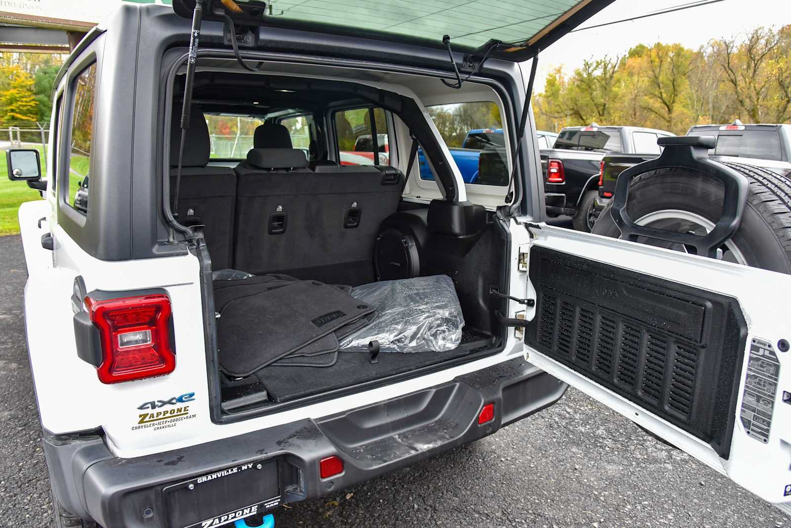 Certified 2024 Jeep Wrangler Unlimited w/ Convenience Group AWD/4WD image 13