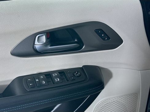 Used 2021 Chrysler Pacifica Touring-L FWD image 24