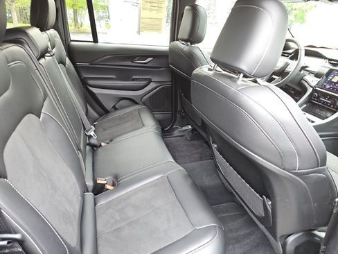 Used 2025 Jeep Grand Cherokee Altitude AWD/4WD image 15