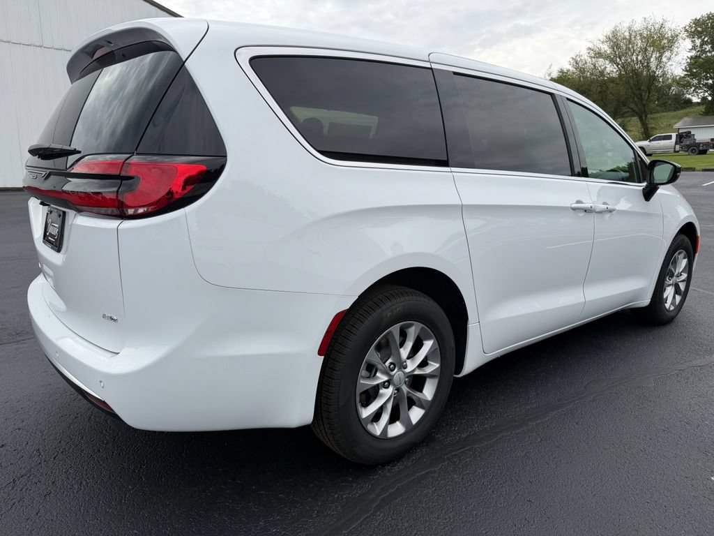 New 2027 Chrysler Pacifica Select AWD/4WD image 5
