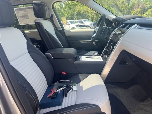 New 2025 Land Rover Discovery Metropolitan Edition image 21