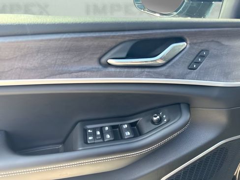 Used 2025 Jeep Grand Cherokee Limited w/ Black Appearance Package RWD image 17
