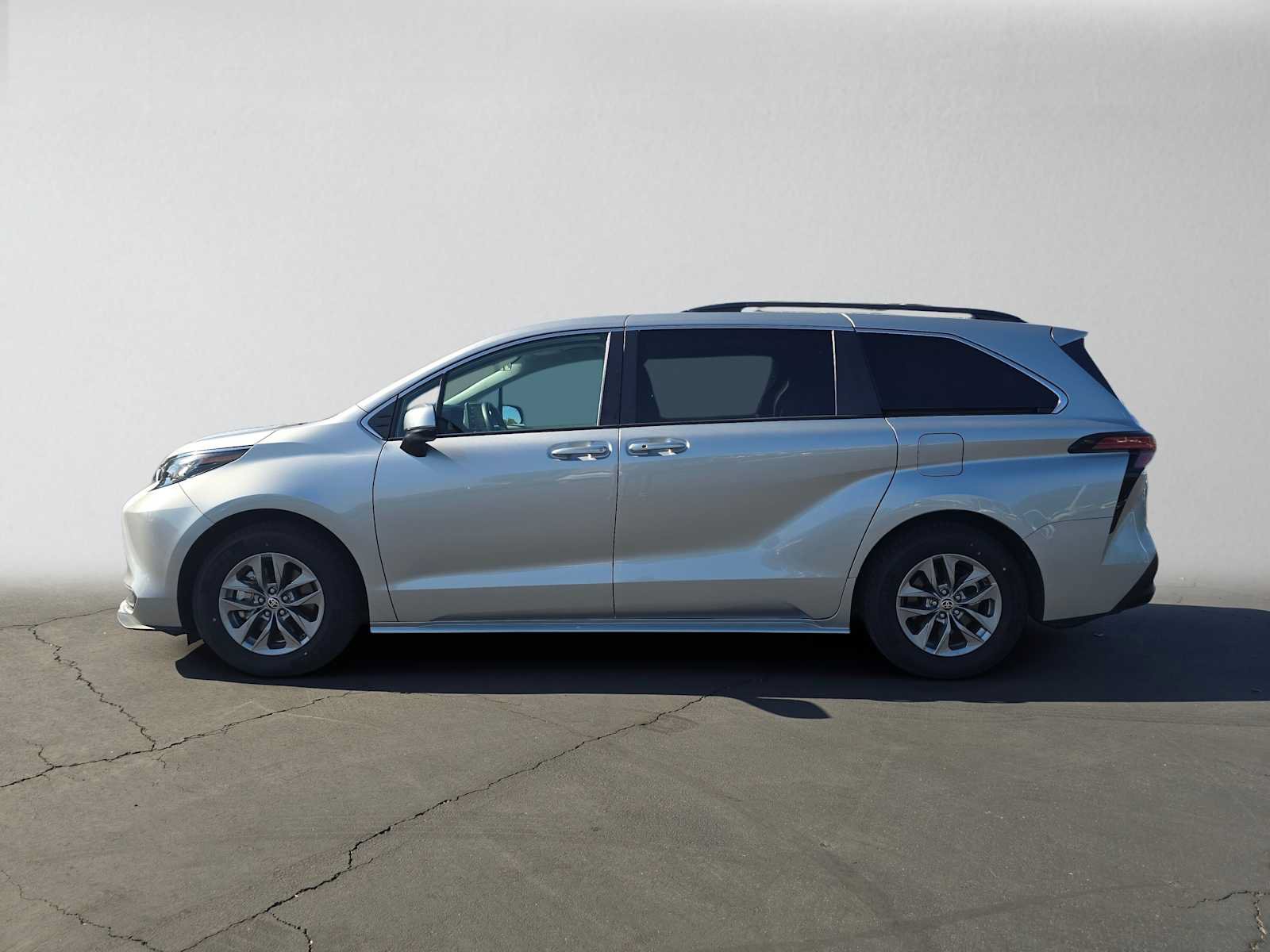 Certified 2022 Toyota Sienna LE FWD image 6