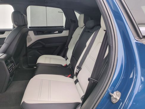 Used 2025 Porsche Cayenne image 22