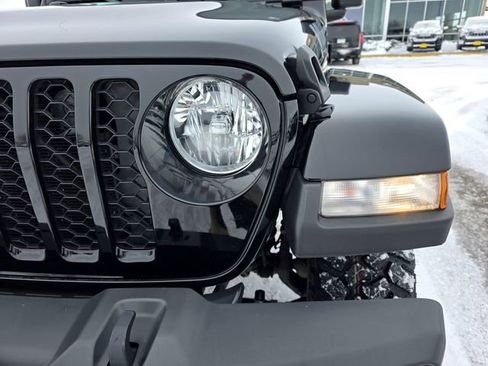 Used 2022 Jeep Gladiator Sport image 3
