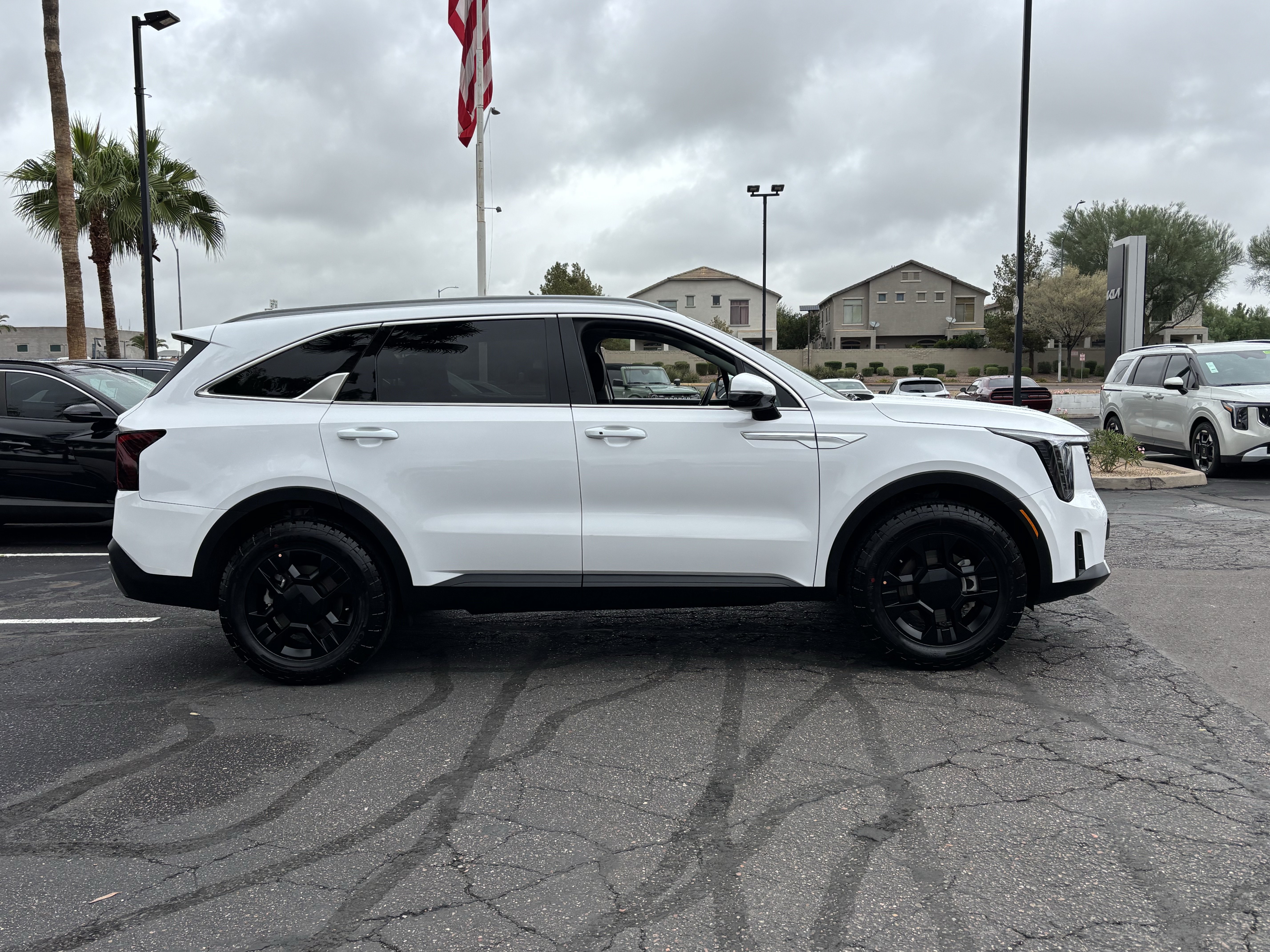 Certified 2025 Kia Sorento S w/ Panoramic Sunroof Package AWD/4WD image 2