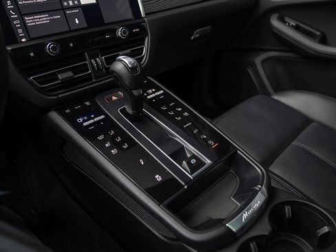 Certified 2023 Porsche Macan AWD/4WD image 14