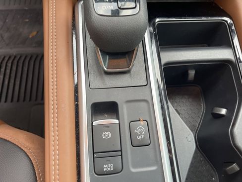 Used 2025 Nissan Pathfinder Platinum image 12