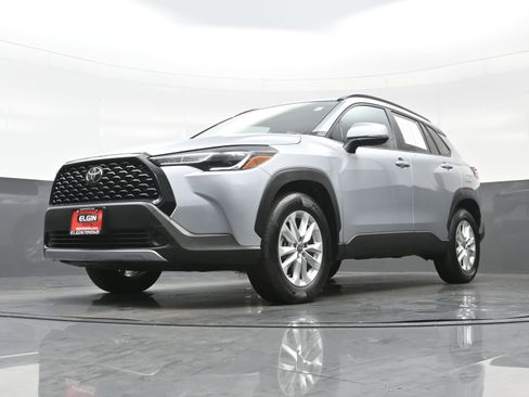 Used 2024 Toyota Corolla Cross LE image 28