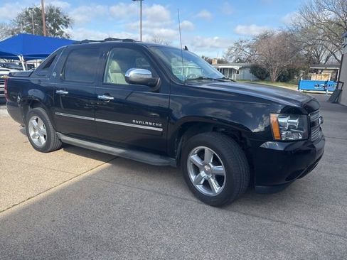 Used 2013 Chevrolet Avalanche LTZ image 3