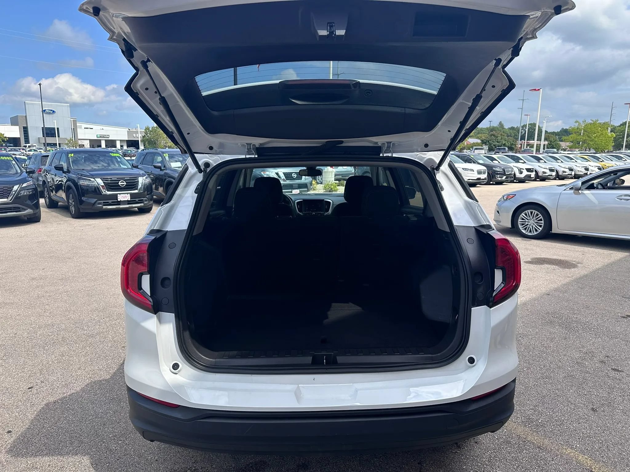 Used 2023 GMC Terrain SLE w/ LPO, Floor Liner Package FWD image 7