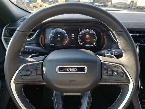 Used 2025 Jeep Grand Cherokee Altitude image 26