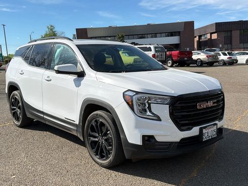 Used 2022 GMC Terrain SLT w/ Infotainment Package II image 3