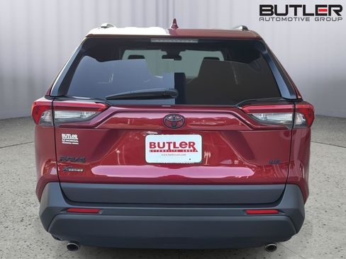 Used 2020 Toyota RAV4 LE FWD image 5