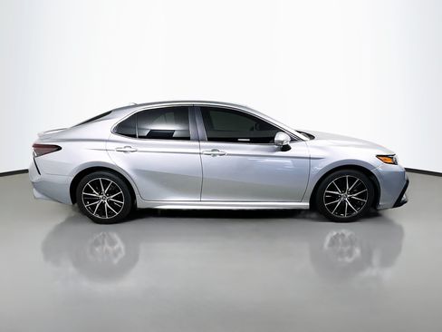 Used 2023 Toyota Camry SE FWD image 3