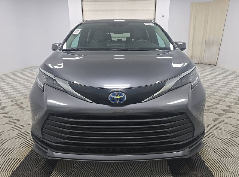 Used 2025 Toyota Sienna LE FWD image 6