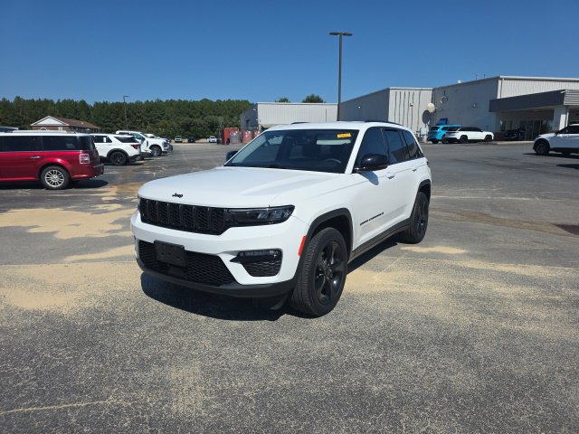Used 2023 Jeep Grand Cherokee Limited w/ Black Appearance Package AWD/4WD image 2