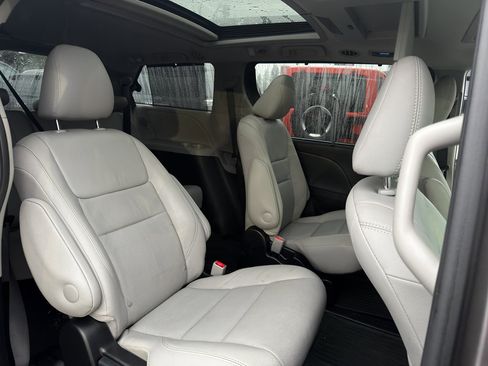 Used 2016 Toyota Sienna Limited image 17