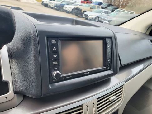 Used 2010 Volkswagen Routan SE image 15