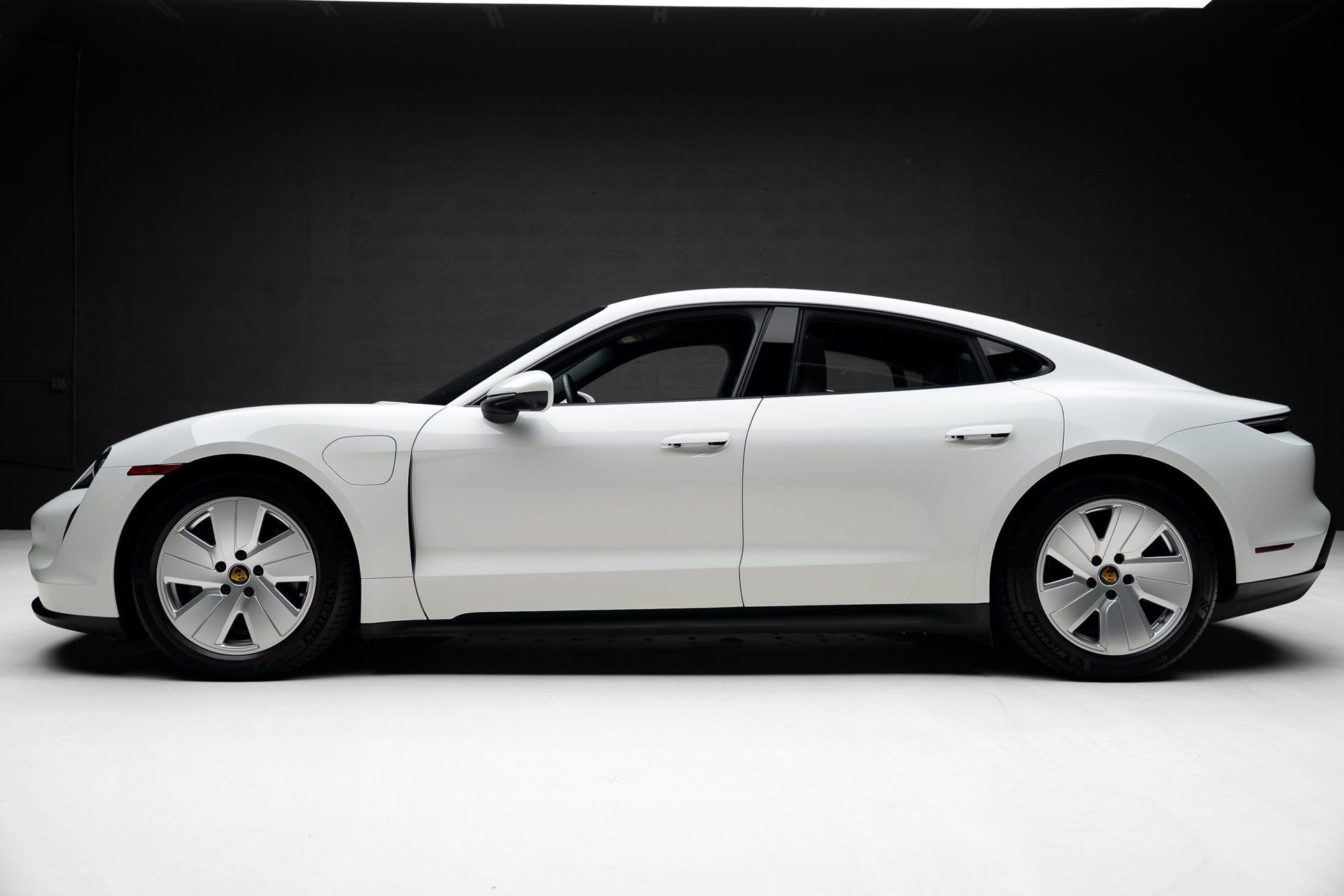 Used 2022 Porsche Taycan RWD image 17